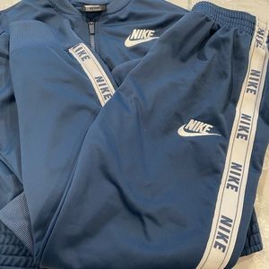 Nike joggers and matching jacket size L girls